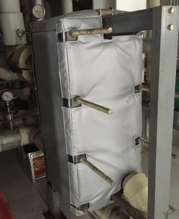 板式<a href=http://www.jsyhl.cn/e/tags/?tagname=%E6%8D%A2%E7%83%AD%E5%99%A8%E4%BF%9D%E6%B8%A9 target=_blank class=infotextkey>換熱器保溫</a>套